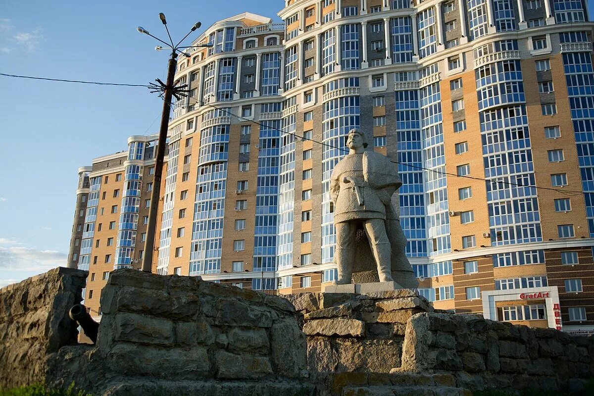 Памятник пугачева саранск. Памятник емельяну пугачёву саранск. пугачев памятник в саранске. памятник пугачеву в саранске. памятник е пугачеву саранск.