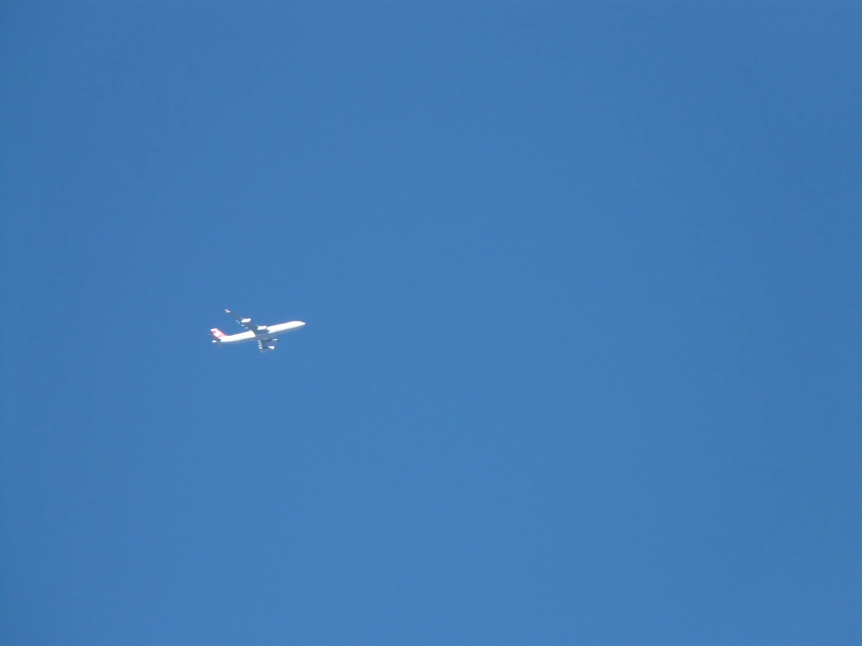 Самолет в небе. Беспилотник в небе. Голубое небо с самолетом. Самолет беспилотник в небе.