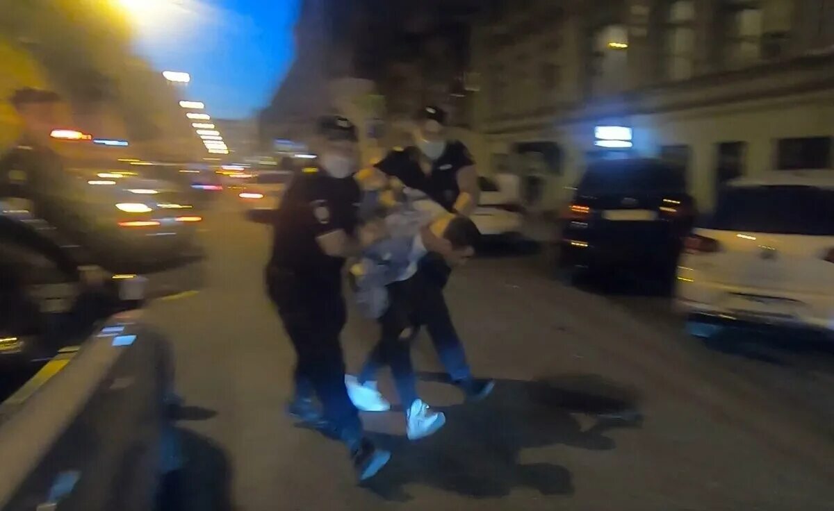 Лев рубинштейн попал под машину. Рейд на улице рубинштейна. полиция на улице рубинштейна. думская улица санкт-петербург ночью криминал. думская улица питер криминал.