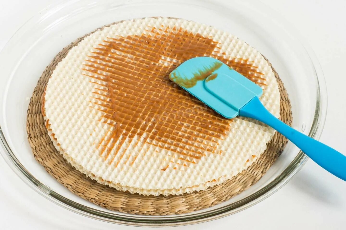 Вафельные коржи со сгущенкой. Торт из вафельных коржей с вареной сгущенкой. торт вафли со сгущенкой. вафельные коржи со сгущенкой вареной.