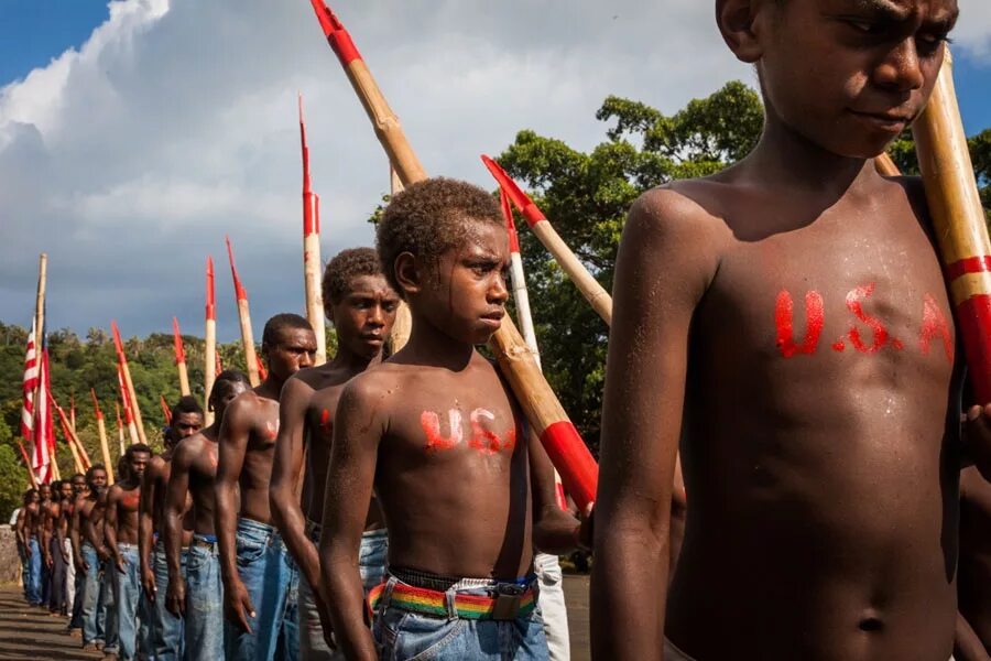 карго культ что это простыми. карго культ самолетопоклонники. папуасы карго культ. культ карго джона фрума. джон фрум остров танна.
