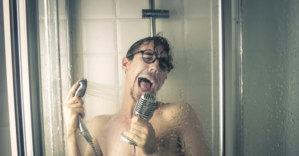 Видео душа поет. Петь в душе. Мужчина поет в душе. Петь в ванной. Мужик поет в ванной.