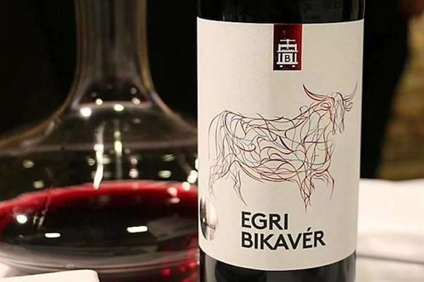 Венгерское вино бычья кровь. Венгерское вино Эгерская бычья кровь. Egri Bikaver вино. Вино красное бычья кровь. Вино венгрия купить