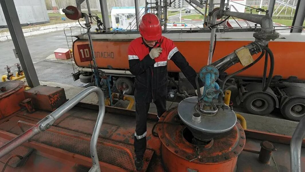 Оператор нефтепродукта. Верхний налив автоцистерн. налив нефти в автоцистерны. оператор налива нефтепродуктов.