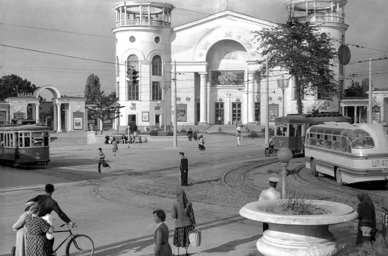 Симферопольские рассказы. Площадь Советская Симферополь. Симферополь, Советская площадь, 50-е гг.. Пл Советская Симферополь. Старый кинотеатр Симферополь.