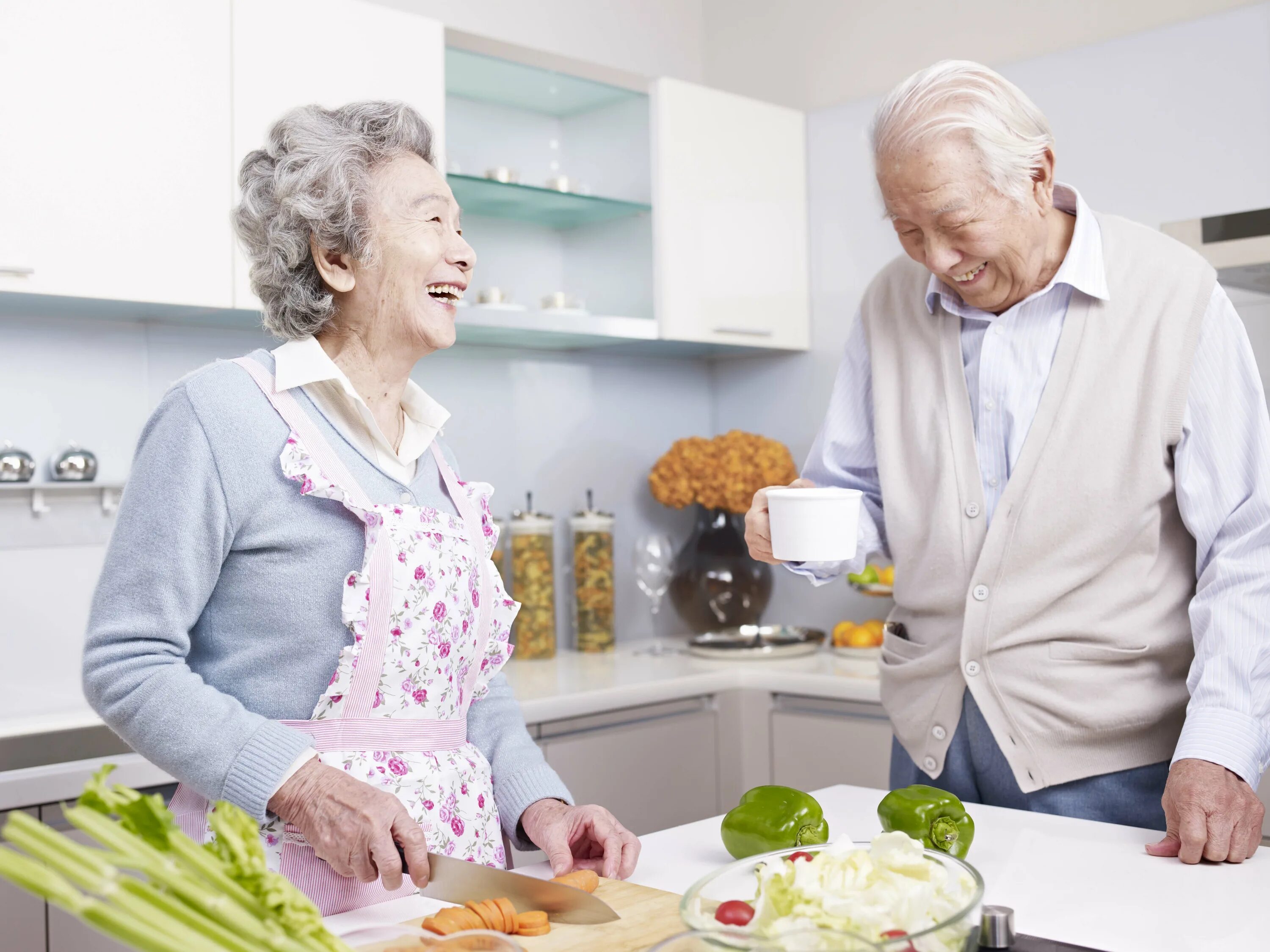 Пожилой возраст потребности. Пенсионеры на кухне. Кухня для пожилого человека. Еда для пожилых людей. Питание пожилых.