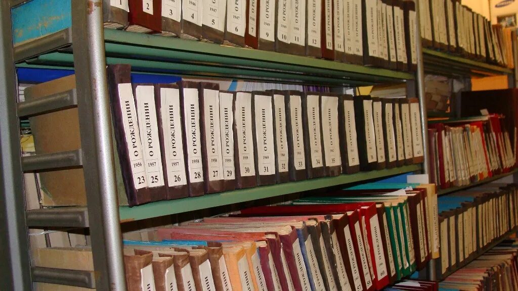 Актовая книга. Старинная библиотека. Полки для книг. Старинные книги. Архив тайной библиотеки ватикана.