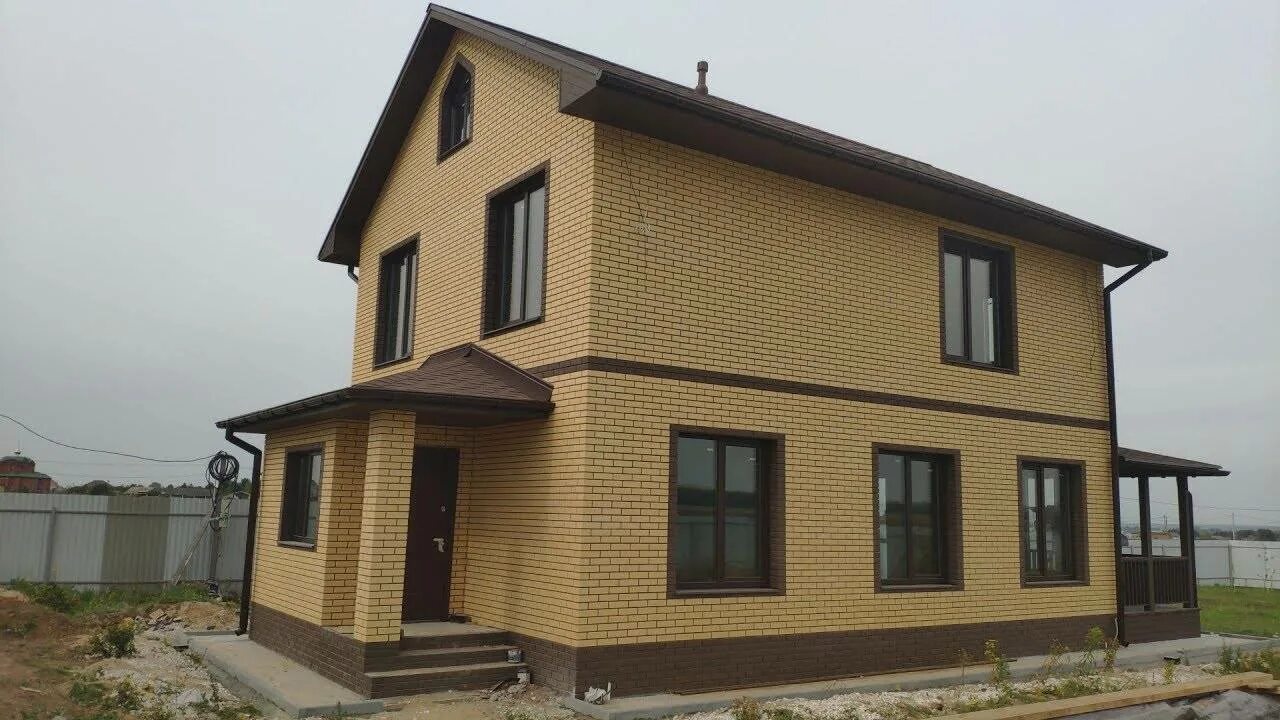 Каркасный дом обложенный кирпичом. Облицовочный кирпич на каркасный дом. Дом из кирпича. Каркасный кирпич. Каркасный дом из кирпича.