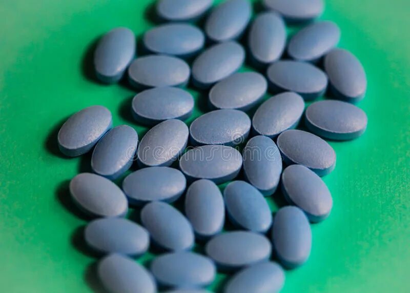 Синие таблетки обезболивающие. Зеленые овальные таблетки. Большие овальные таблетки. Голубые продолговатые таблетки. Синие овальные таблетки.