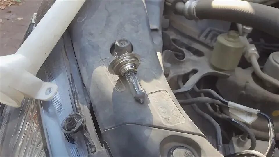 Хонда цивик 2012 лампа ближнего света. Honda 5d лампочки ближнего света. Honda civic 2008 лампа ближнего света. Замена лампы ближнего света хонда цивик. Замена лампочки ближнего света хонда аккорд 8.