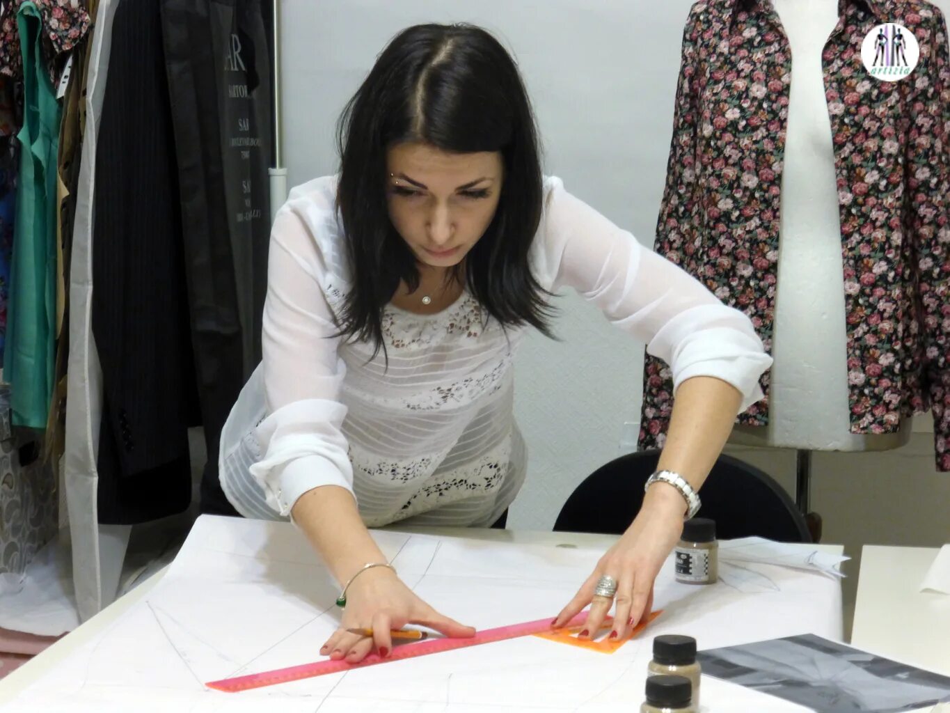 дизайнер конструктор одежды. конструктор швейных изделий. модельер дизайнер одежды. дизайнер одежды. конструктор швейных изделий.