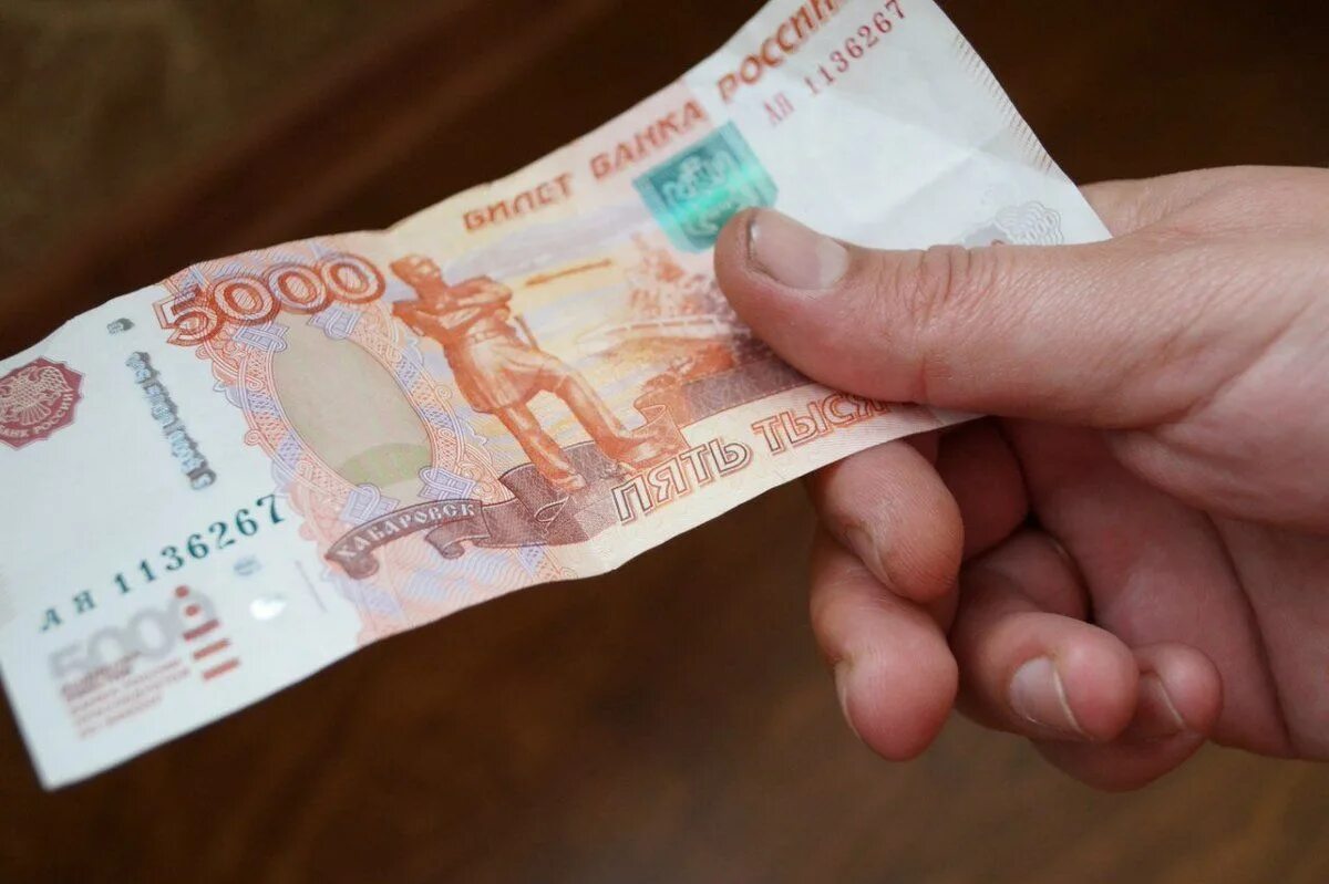 Дал 5000 рублей. 5 Тысяч в руке. 5000 Рублей. Пятитысячная купюра. 5000 Рублей в руках.