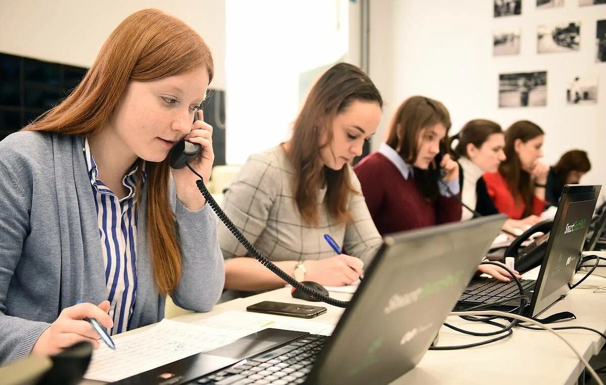 социологи проводят опрос. соцопрос в интернете. анкетирование иллюстрация. баннер нам важно ваше мнение. опрос картинка.