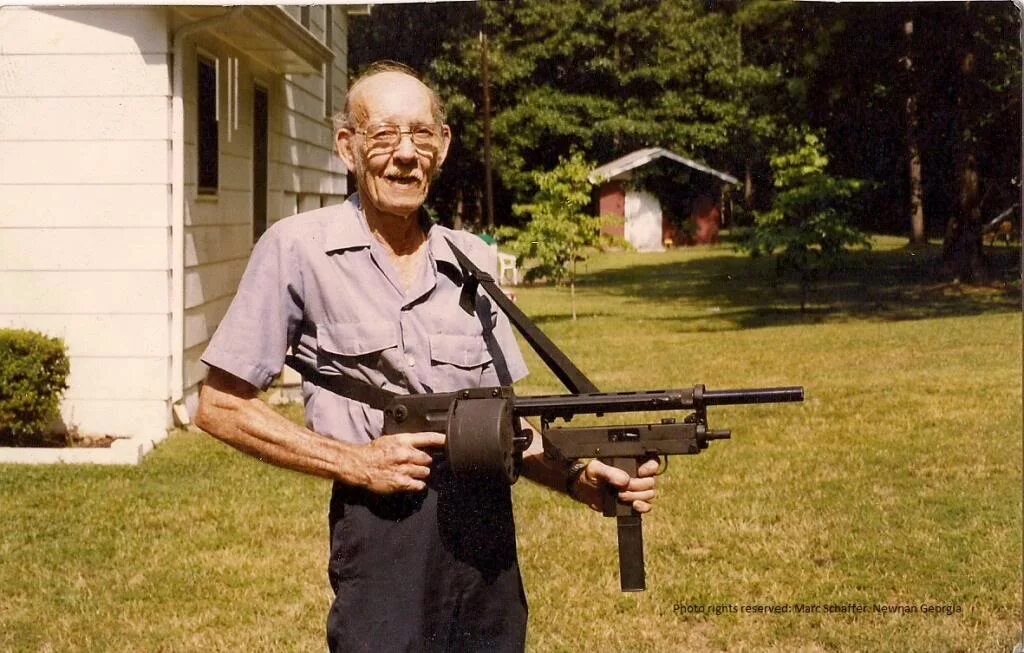 Настойка боярышника фунфырик. Смешные фото людей с оружием. Придурок с автоматом. Бояра автомат. Охранник алкаш.