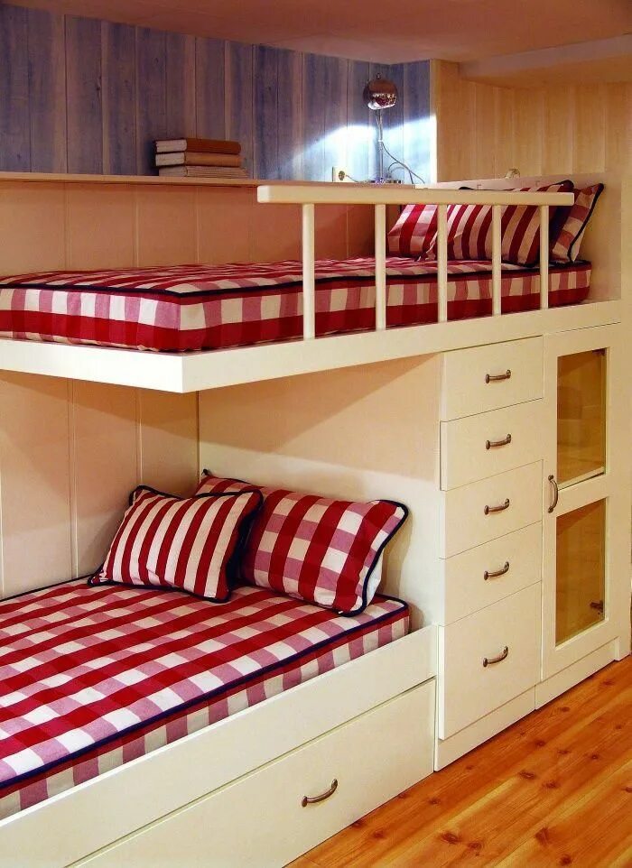Кровать для троих детей. Двухэтажная кровать. Двухъярусная кровать для детей. Маленькая двухэтажная кровать. Спать на двухъярусной кровати