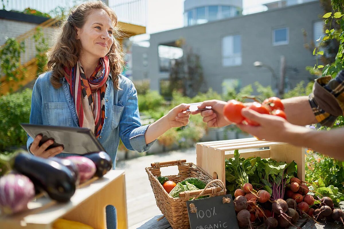 Фермерские продукты. Продает овощи. Овощи в руках. Девушка с урожаем. Свежие фермерские овощи