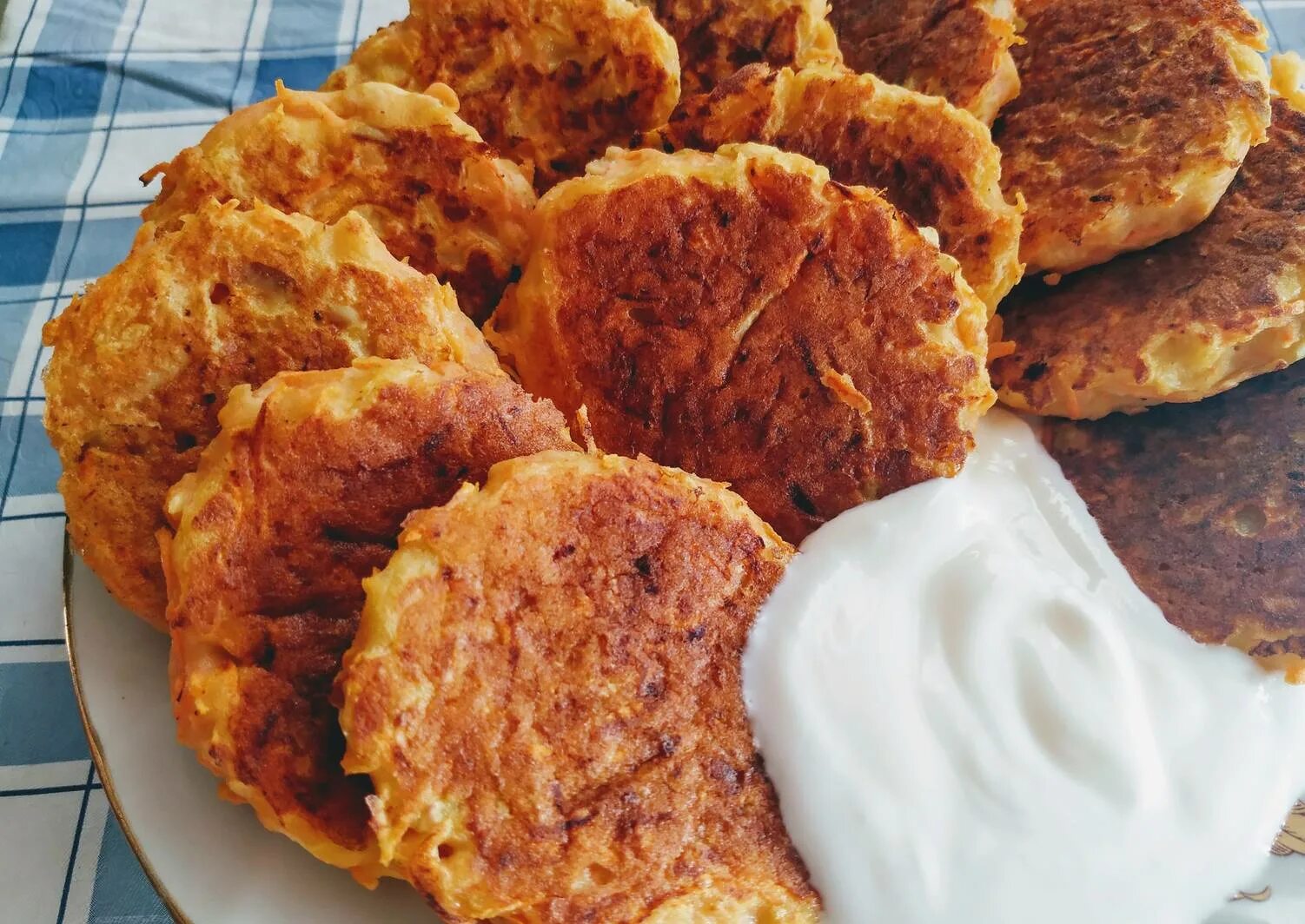 морковно яблочные оладьи. морковные драники. оладушки с морковкой. диетические оладьи из моркови и яблока. морковные оладьи.