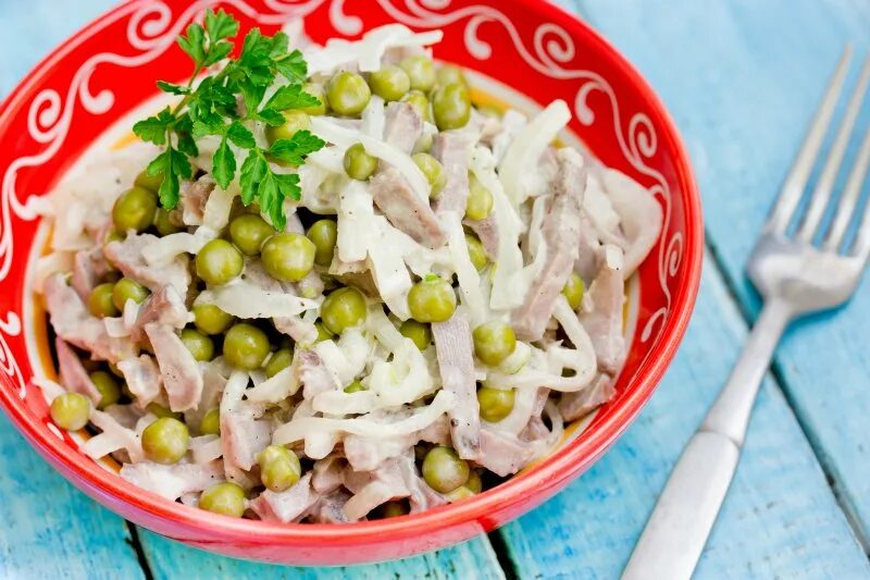 Как приготовить салат с горошком. Салат с капустой и горошком. салат с говядиной и зеленым горошком. салат с мясом и горошком. салат с говядиной и горошком.