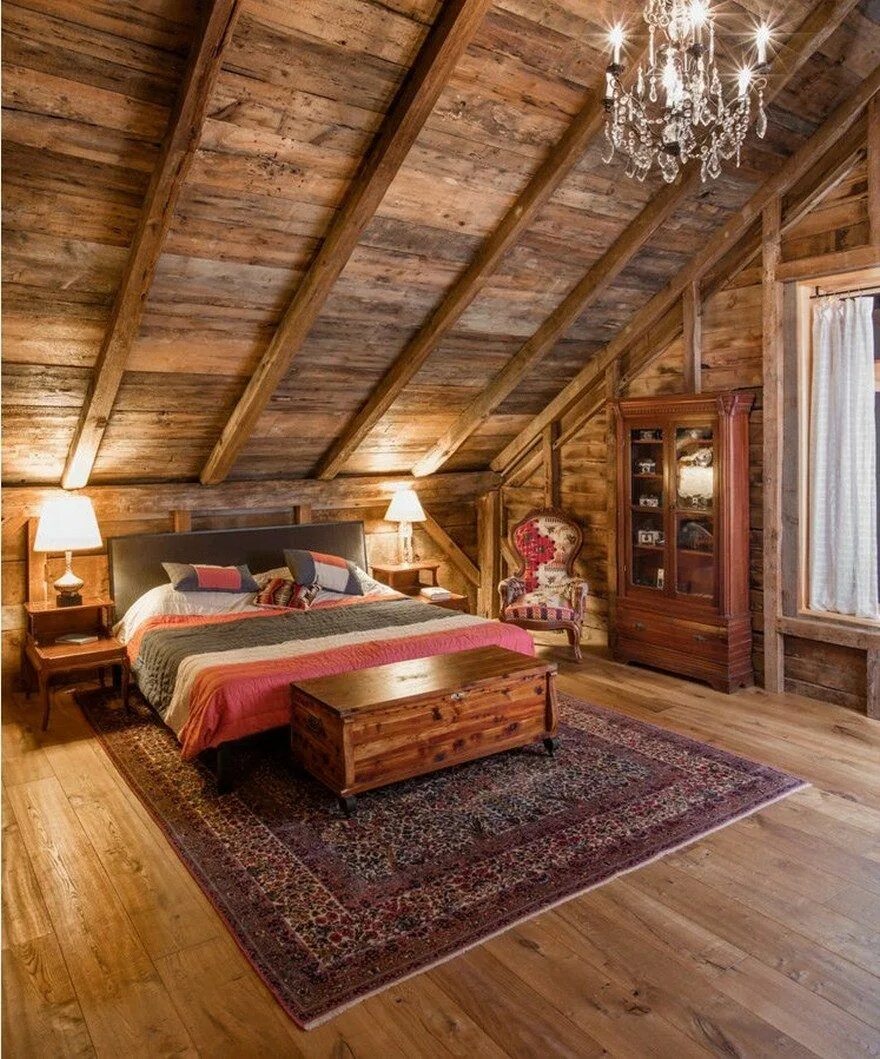 Дизайн комнат в деревянном доме. Альпийское Шале интерьер. Деревянный интерьер. Спальня в деревянном до е. Мансарда в деревенском стиле.