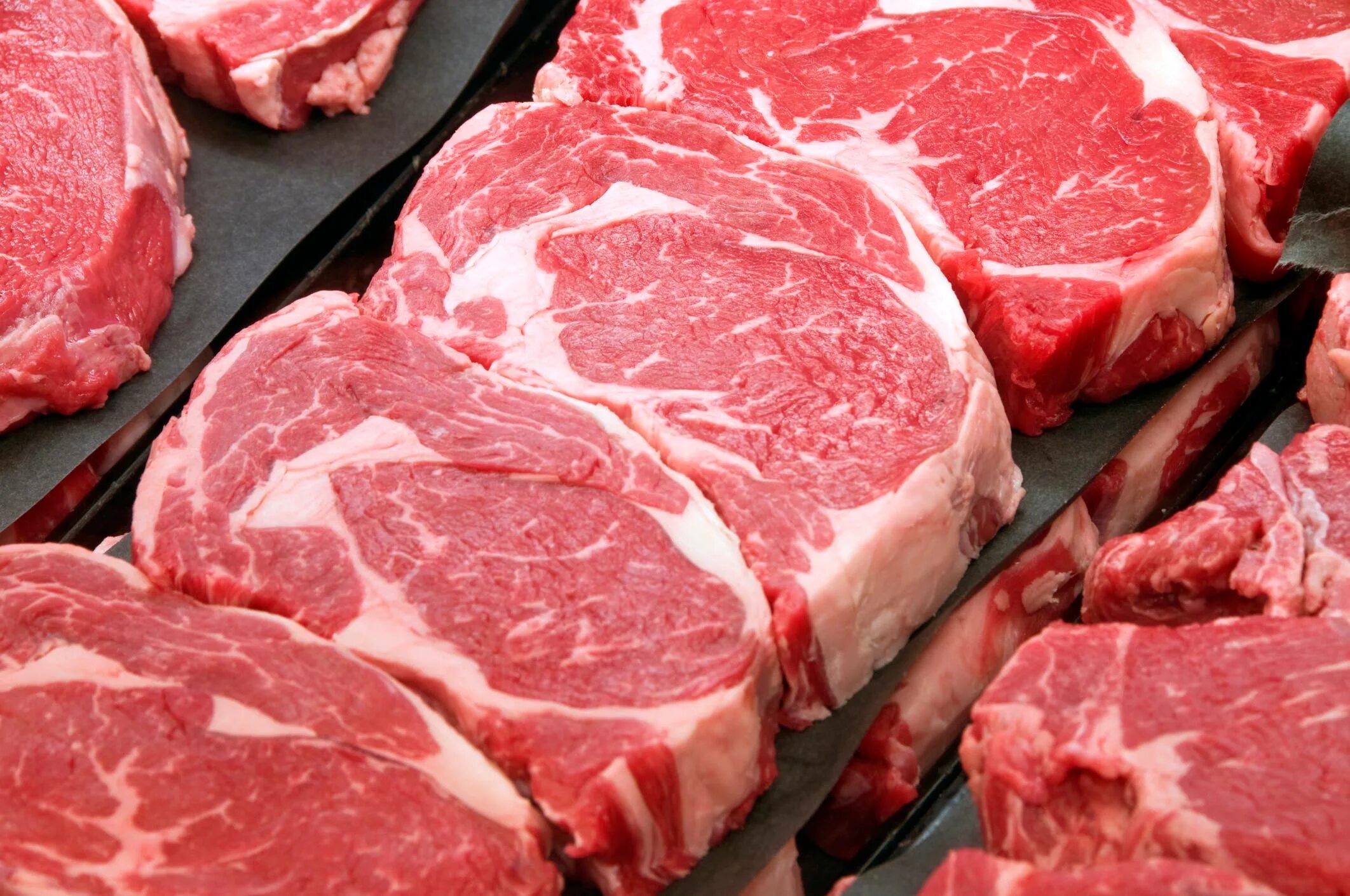 Сколько мяса купить. Карне круда. Мясо говядина. Свежее мясо. Кусок мяса.