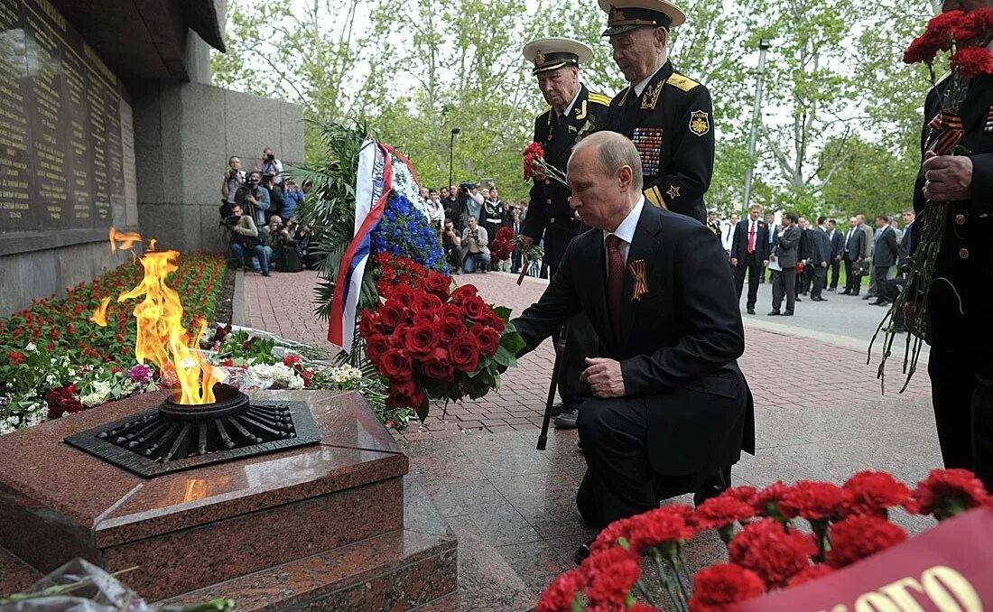 Севастополь вечный огонь 9 мая. Мемориал вечный огонь Севастополь. День Победы возложение цветов. День Победы возлагатаь цветъ.