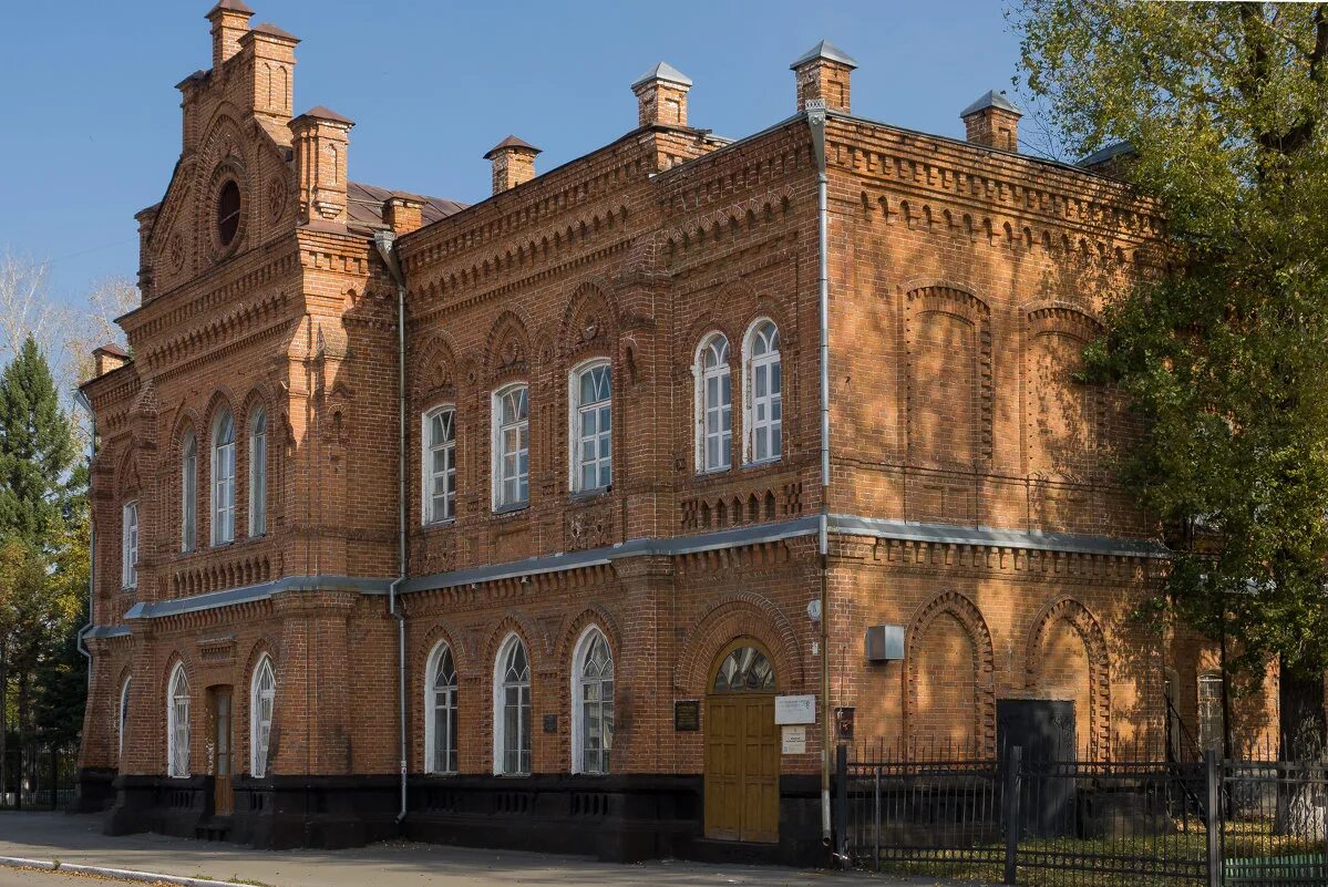 Бийск ул толстого. Исторический центр города Бийска. Старый центр Бийск исторические здания. Алтайский край Бийский музей. Бийск архитектура старый центр.