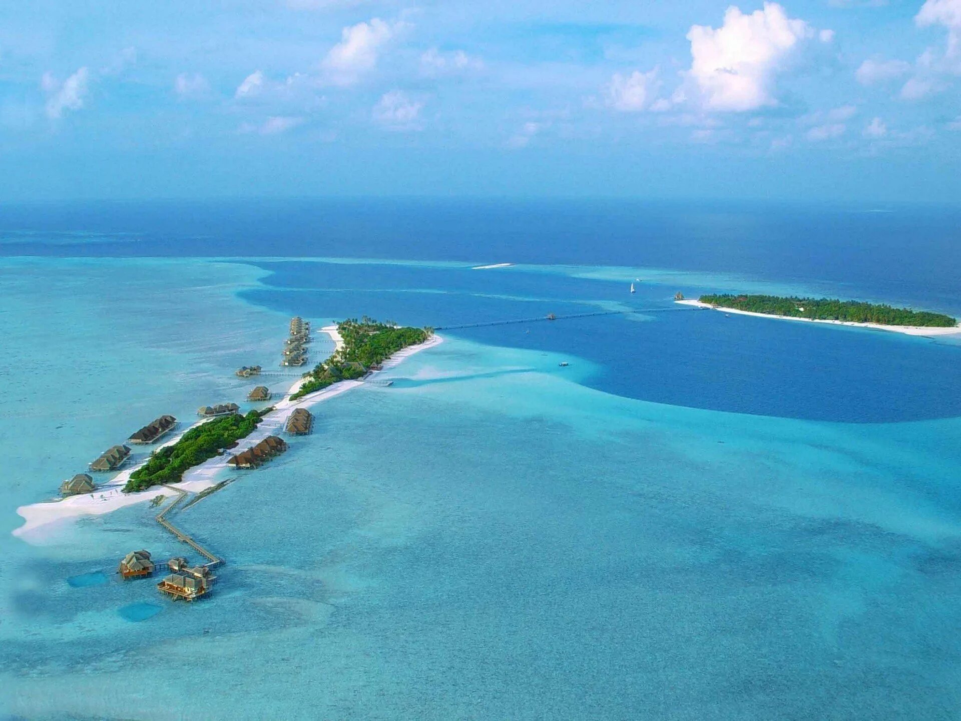 Океан и два острова. Каафу Атолл Мальдивы. Атолл Дюси. Атолл Адду Мальдивы пляж.