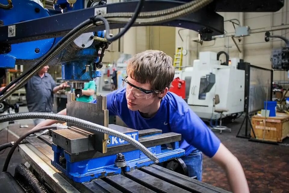 Оператор станка чпу. Станок с программным управлением. Chpu (cnc) оператор. Оператор станков чпу fanuc. Оператор станочник.