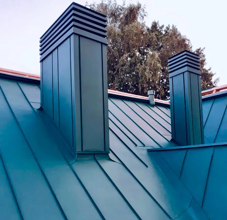 Фальцевая кровля вентшахта. Фальцевая кровля трубы. Фальц кровля вентшахта. Кровля фальц на вальму. Навес фальцевая кровля.