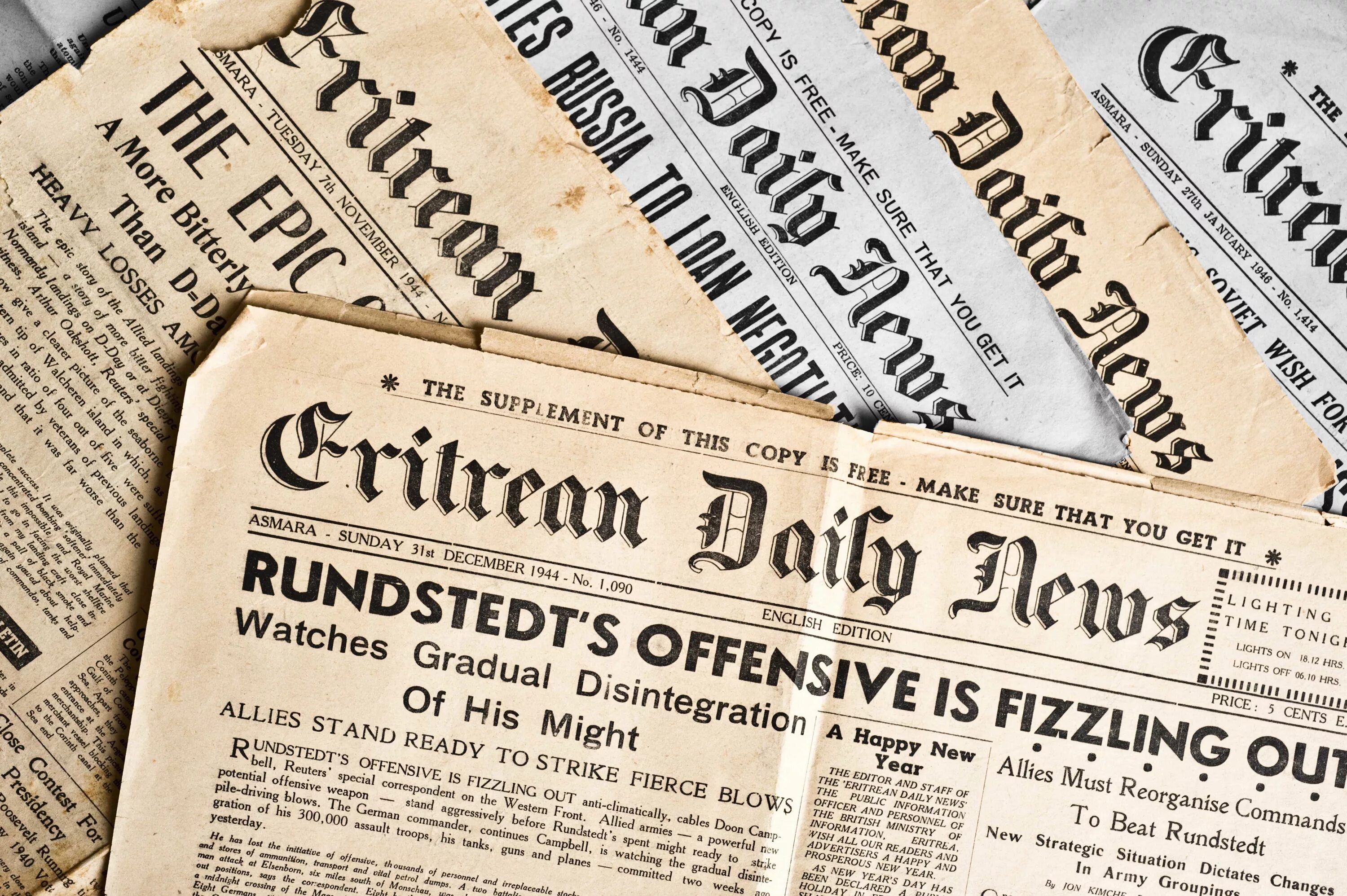 Газеты в интернете появились. Старая газета. Старая английская газета. Старинные английские газеты. Старые американские газеты.