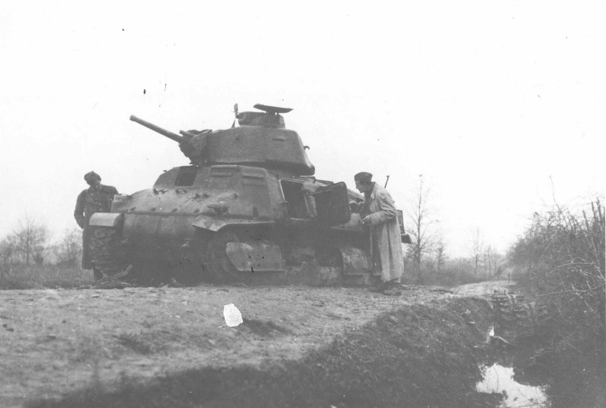 Спадщанский лес ковпака. Т-20 комсомолец внутри. Подбитый s35 somua. Тягачи 1941. Танки партизан.