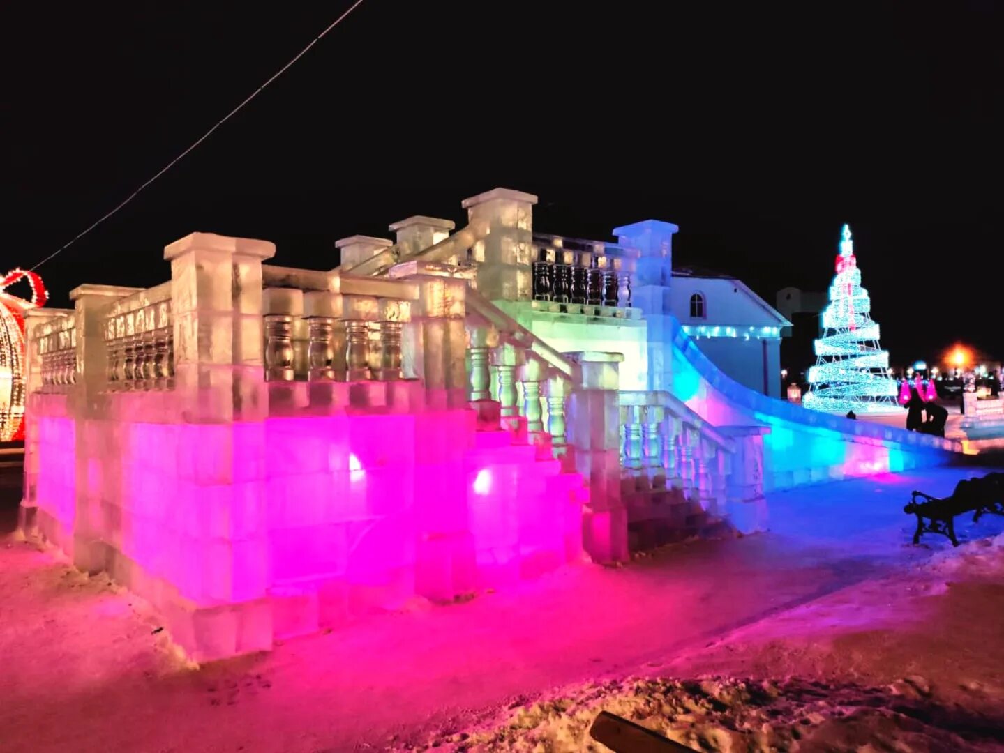 зимний любинский омск 2022. новогодний любинский омск 2022. омск любинский проспект новый год. новогодние локации в омске. зимний любинский омск 2022.