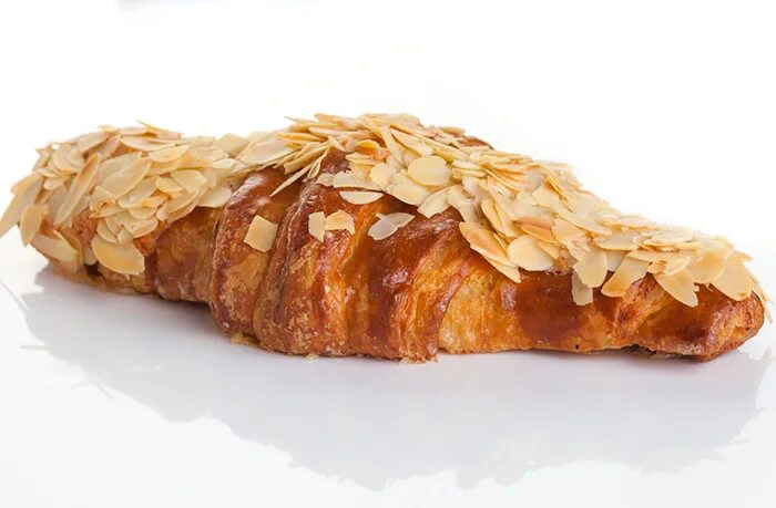 Круассан с миндалем. Круассан Тюссон. Круассан миндальный / croissant Almond. Тюссон выпечка. Круассан с миндальным кремом.