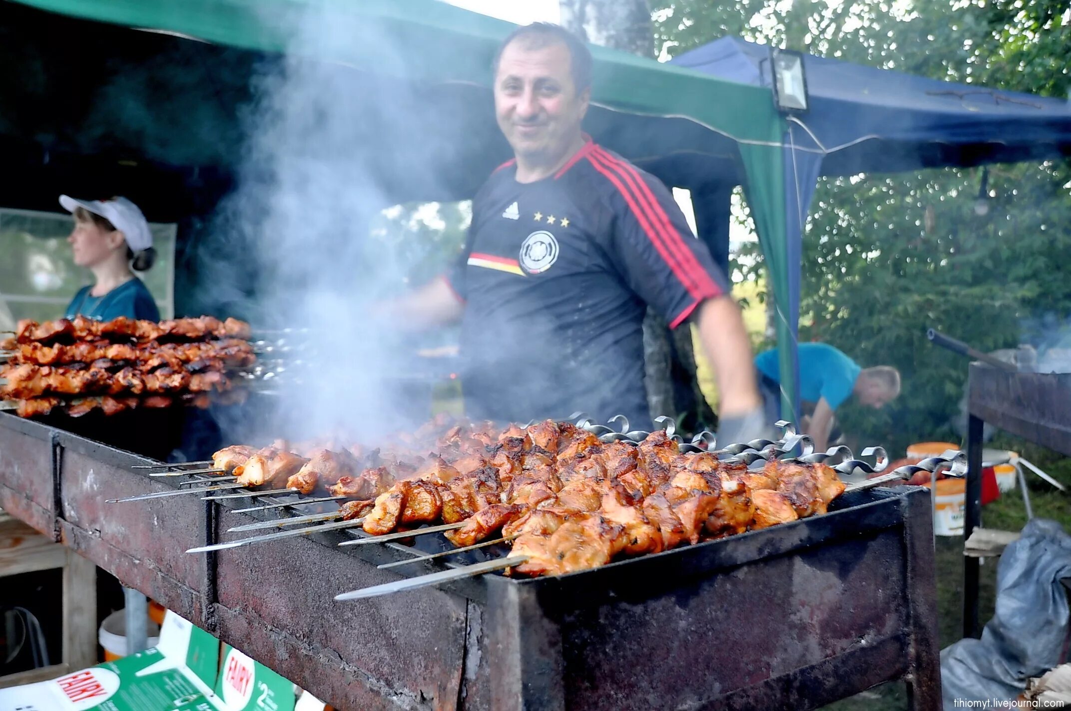 огромный мангал. шашлык в ассортименте. шашлычный рынок.