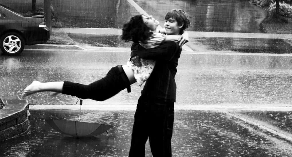 Девушка танцует под дождем. Парень под дождем Эстетика. Пара танцует под дождем. Друзья гуляют под дождем. Rain boys