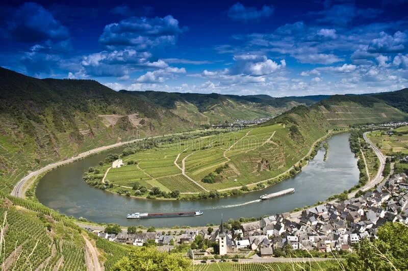 Река мозель приток. Мозель и Саар реки. Moselschleife. Moselle River loop near Kröv, Germany.