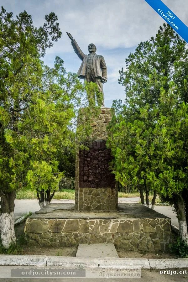 Ленин орджоникидзе. Крым Орджоникидзе памятник Ленину. Памятник Орджоникидзе в Тбилиси. Памятник Ленину Орджоникидзе 1. Саратов памятник Ленину Орджоникидзе.