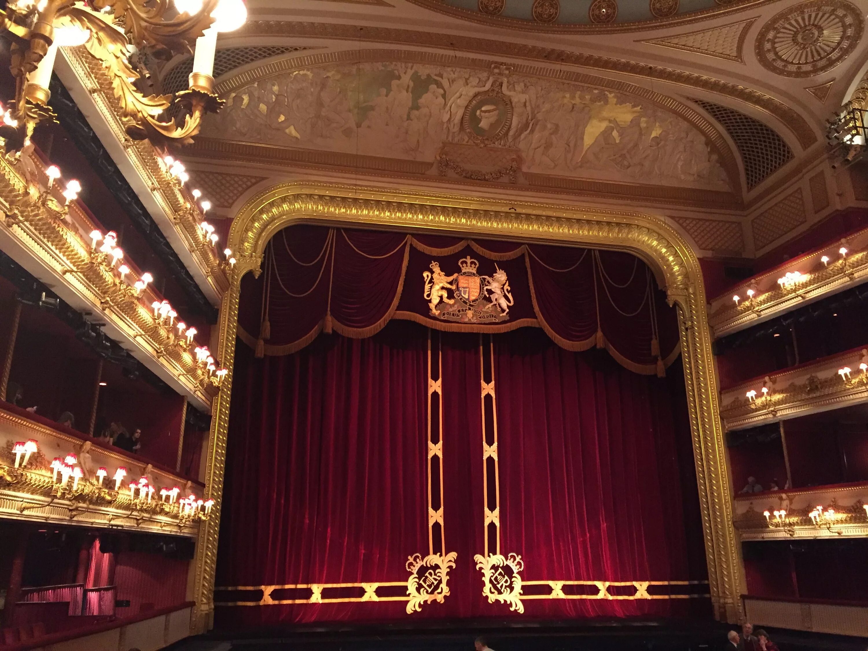 Theater pet. Театр Москва Эстетика театр Эстетика. Сцена театра. Сцена театра Эстетика. Театральный занавес.