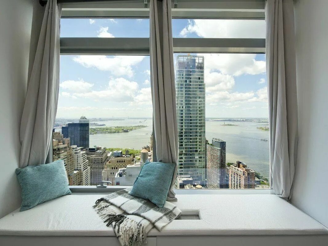 рассвет в окне. красивый вид из окна. кафе в париже. балкон утром. балкон утром.