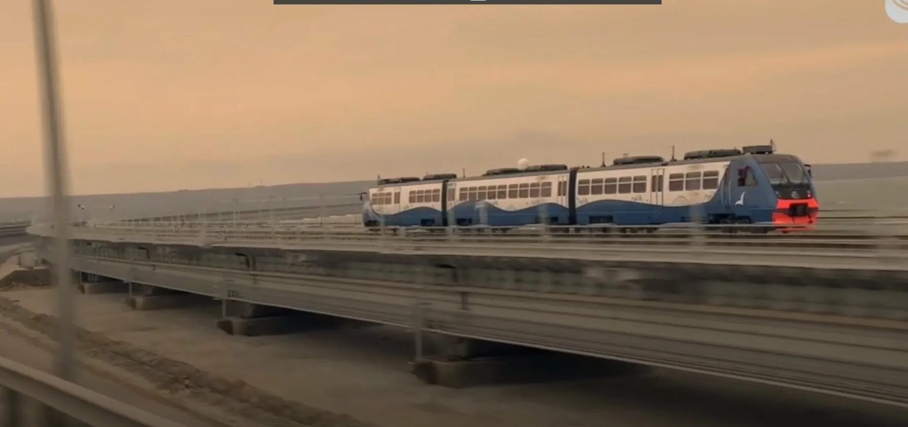 Движение поездов по крымскому мосту. Поезд таврия крымский мост. поезд таврида на крымском мосту. крымский мост железная дорога. поезд по крымскому мосту таврия.
