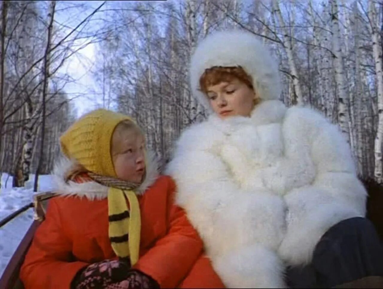 Три белых коня фильм чародеи. Актриса из три белых коня девочка. Три белых коня поет девочка. Чародеи фильм 1982 три белых коня. Моисеева таисия павловна.