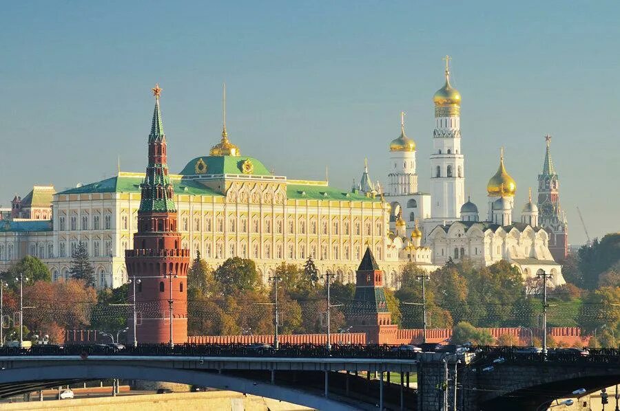 Кремль москва. Москва река кремль. Кремлевская набережная москва. Большой каменный мост. Красивые места в москве.