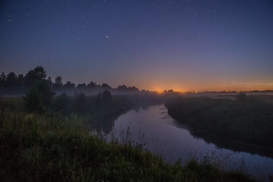 Ночь реки вышли. Река ночью. Река и поле ночью. Вид на реку ночью. Звезды над рекой.