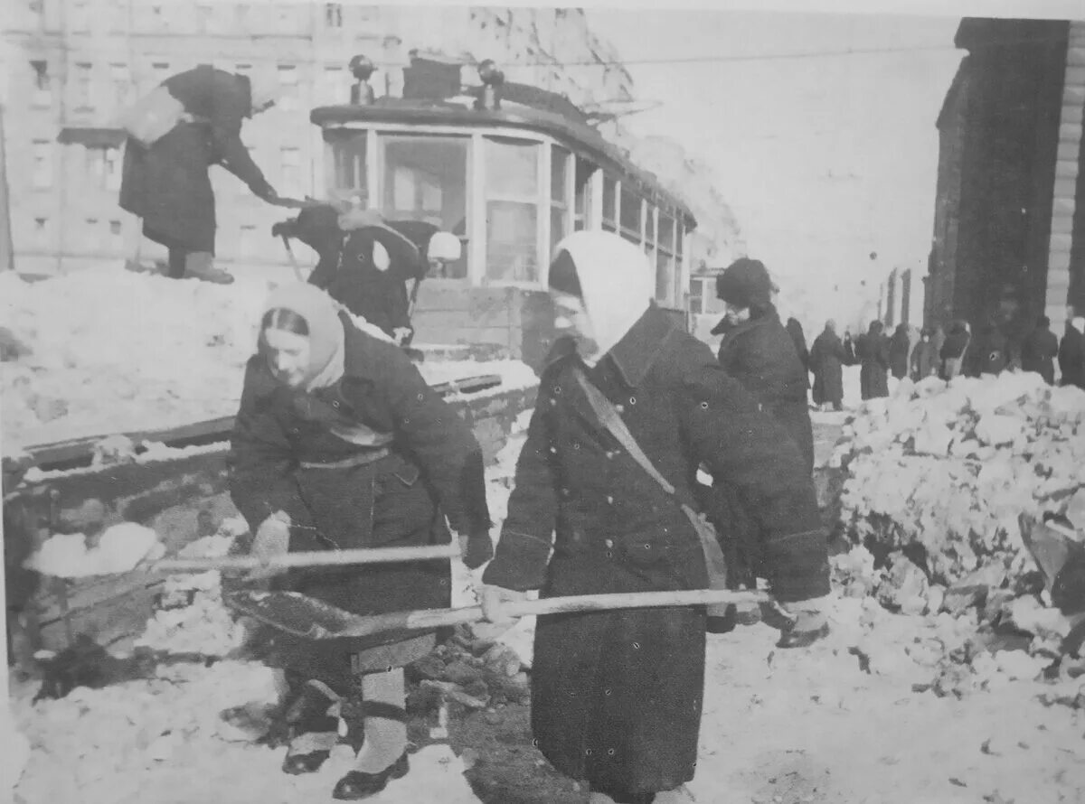 Потомок блокадного ленинграда. Субботники по очистке города во времена блокады. блокада ленинграда трамвай. фото подвига ленинграда блокадный трамвай.