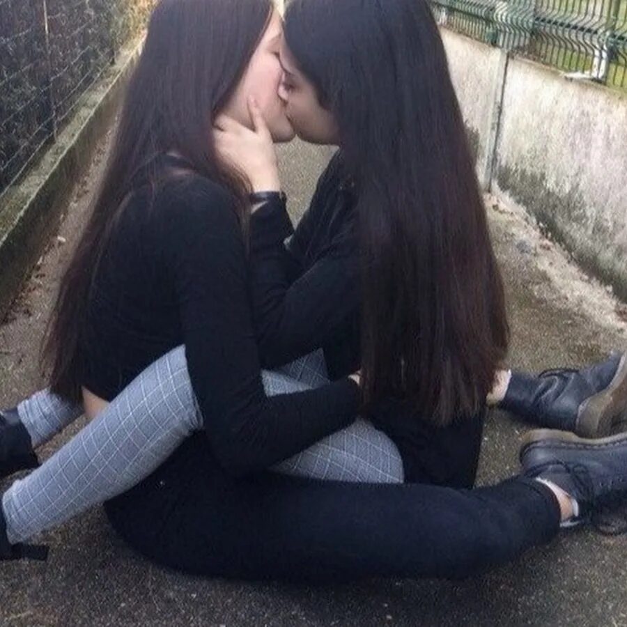 Lesbian 8. Поцелуй девушек. Поцелуй двух девушек. Поцелуй девушек фото. Подруги целуются.