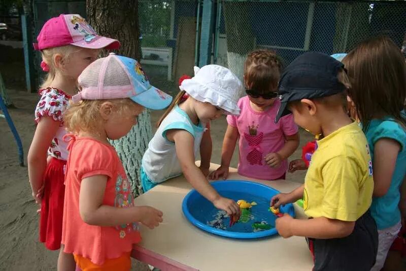 Мелкие игры для группы. Летние развлечения в детском саду. Развлечения летом в детском саду. Развлечения для дошкольников в детском саду. Летние развлечения для дошкольников.