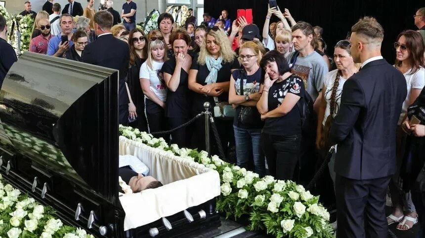 Прямо в зале! На похоронах случилось страшное–мама не стала молчать! Сашу похоро
