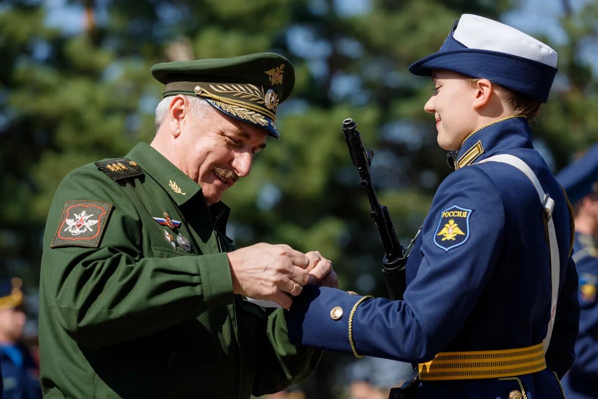 Приняли военно. Курсанты КВВАУЛ. Курсанты Краснодарского ВВАУЛ. Девчонки курсанты КВВАУЛ. Поощрение курсантов.