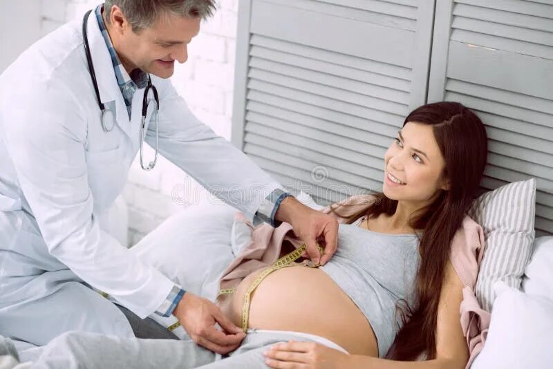 Доктор трогает. Трогал доктор. Врач пальпирует живот девушке. Врач прослушивает девочку. Доктор и пациентка.