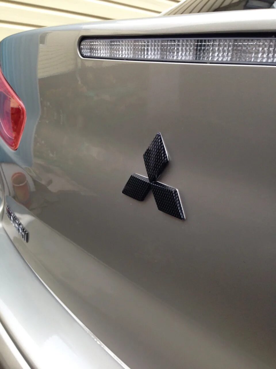 Шильдик ralliart lancer 10. Шильдики лансер 10. Шильдик mitsubishi. Шильдик раллиарт лансер 10. Шильдики лансер 10.
